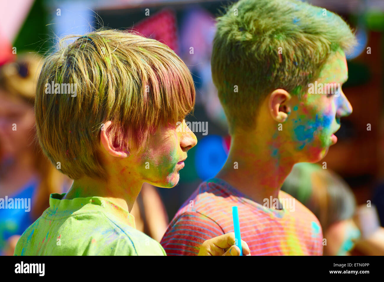 Holi Festival des couleurs, l'événement est programmé pour la Journée de la Russie. Kaliningrad Banque D'Images