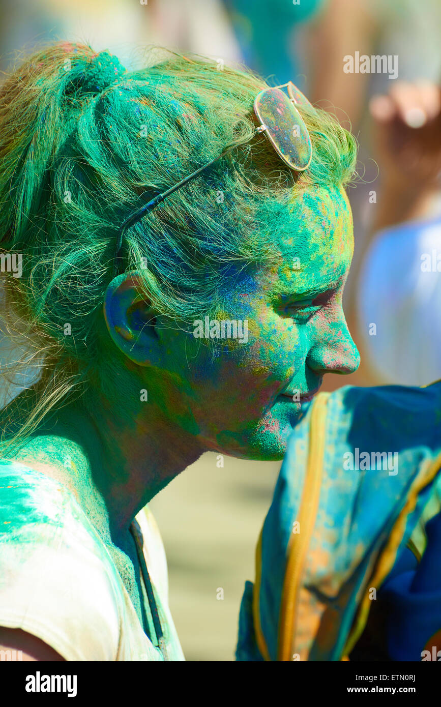 Holi Festival des couleurs, l'événement est programmé pour la Journée de la Russie. Kaliningrad Banque D'Images