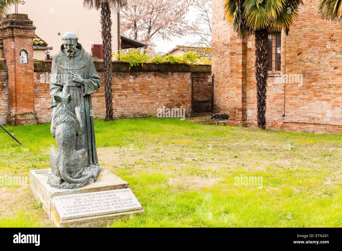 La statue représente la rencontre de Saint François et le loup et il est situé dans le jardin à