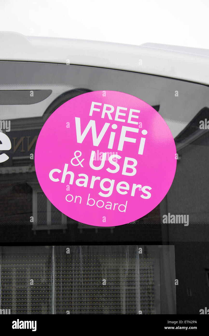 Grande rose autocollant dans la fenêtre arrière d'un bus de transport public britannique d''une connexion Wi-Fi gratuite et de la publicité à bord chargeurs USB Banque D'Images