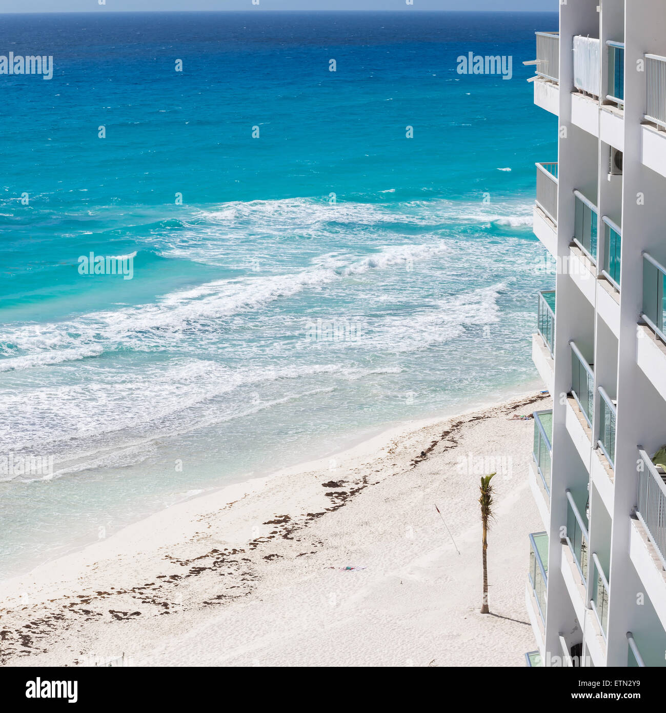 Hôtel de luxe avec balcon, vue aérienne sur la mer des Caraïbes Banque D'Images