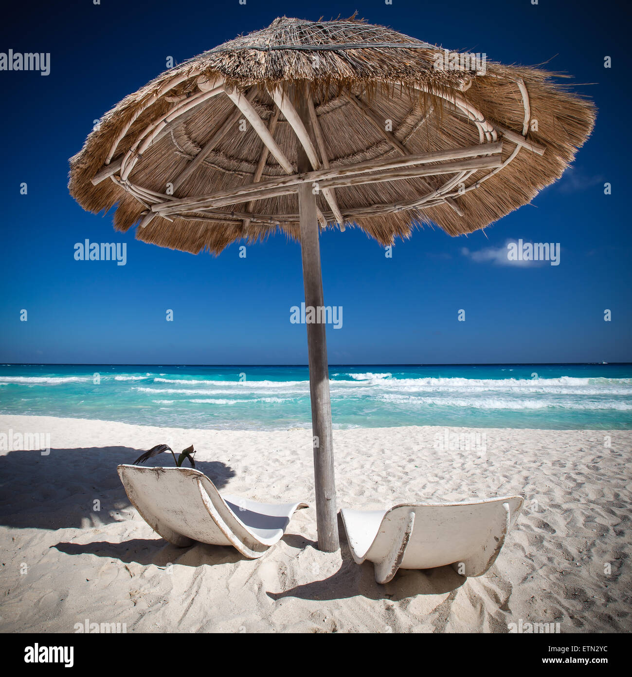 Côte de la mer des Caraïbes avec parasol et lits de plage en bois. Locations de concept Banque D'Images