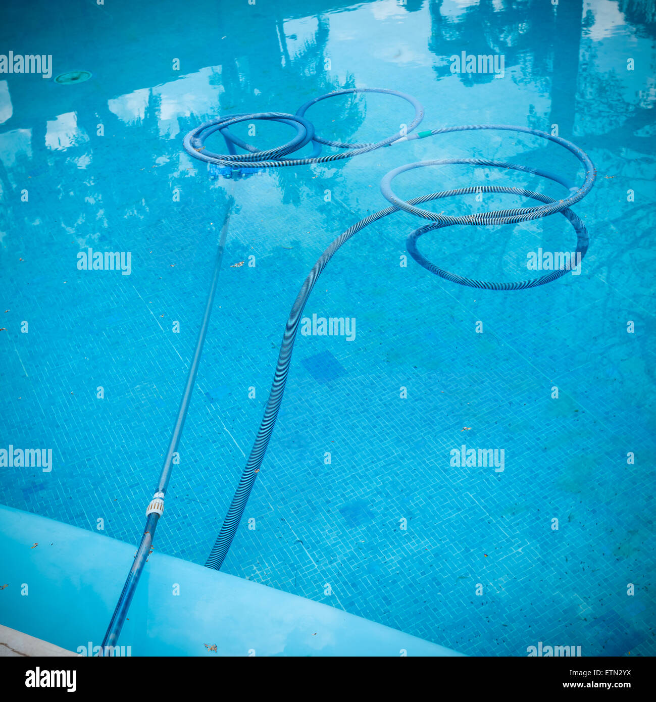 Processus de nettoyage piscine. À l'extérieur Banque D'Images Processus de nettoyage piscine. À l'extérieur Banque D'Images