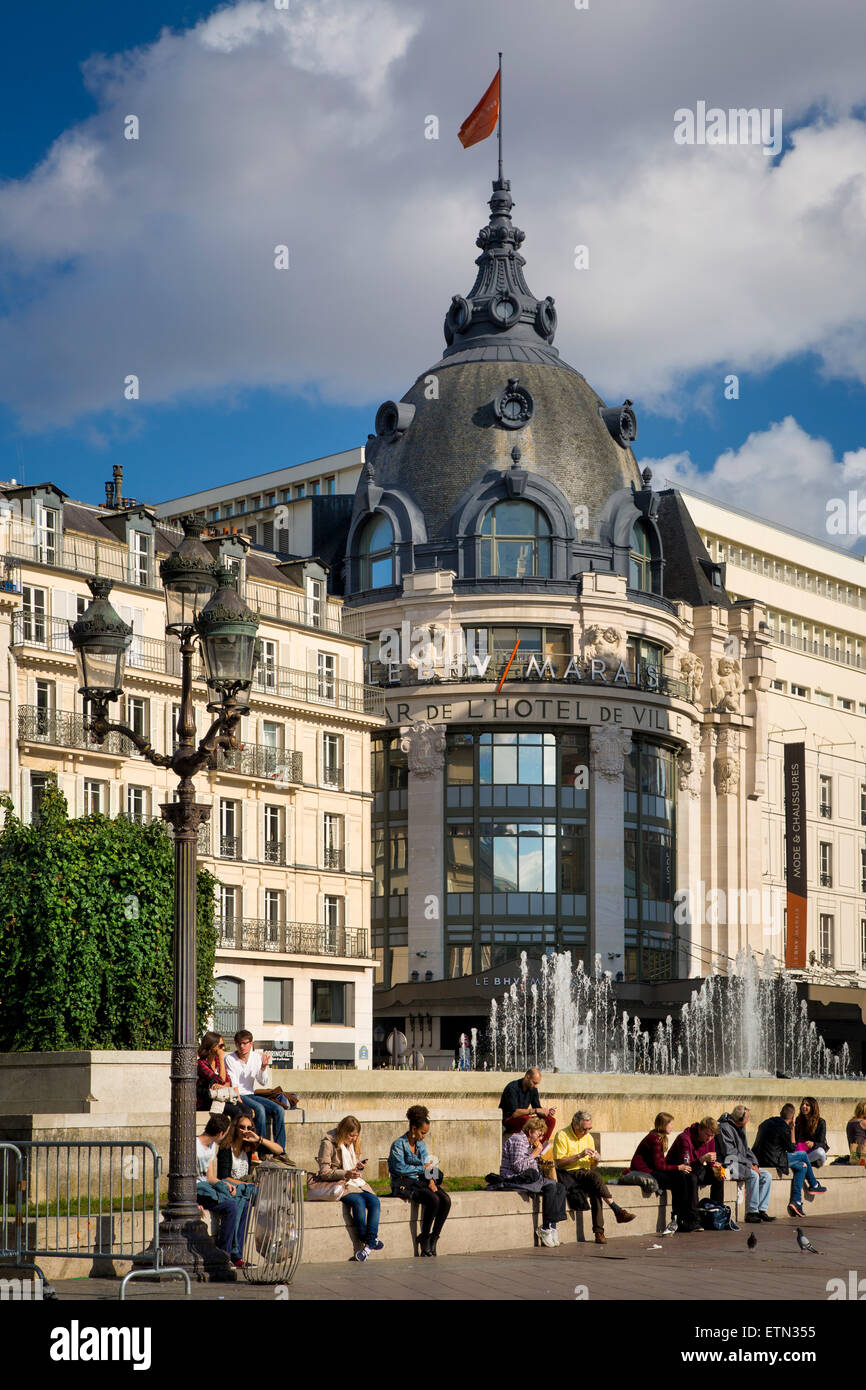 Se détendre dans la cour de l'Hôtel de Ville, à l'Hôtel de Ville Bazar au-delà, Paris, France Banque D'Images