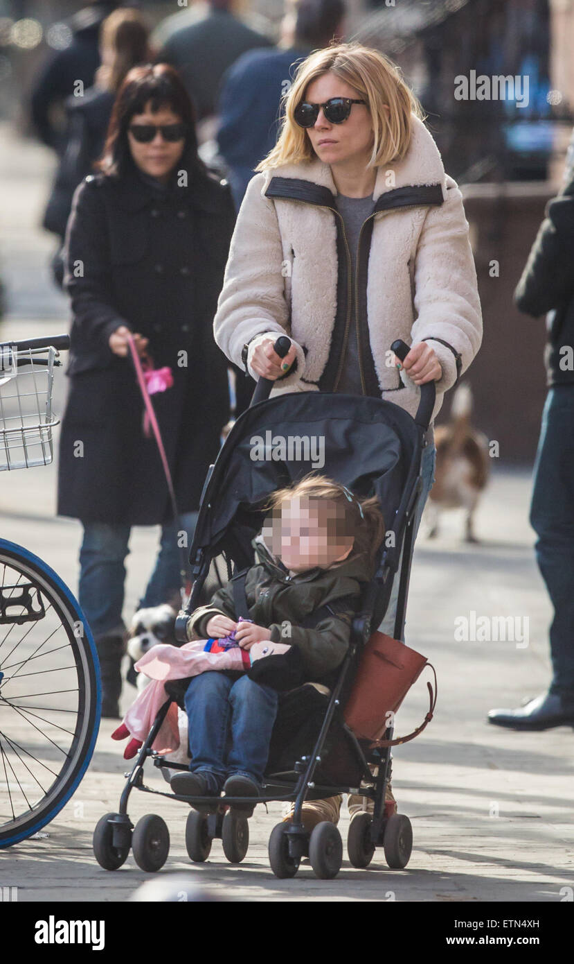 Sienna Miller emmène sa fille Marlowe à une aire de jeux dans le West Village comprend : Sienna Miller, Marlowe Sturridge Où : New York City, New York, United States Quand : 16 mars 2015 Source : WENN.com Banque D'Images