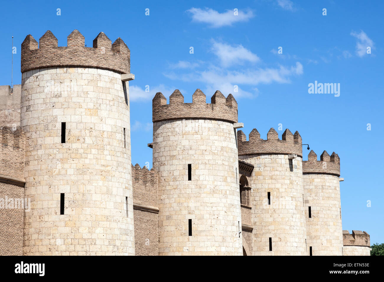 Tours du quartier médiéval maure Aljaferia Palace dans la ville de Saragosse, Espagne Banque D'Images