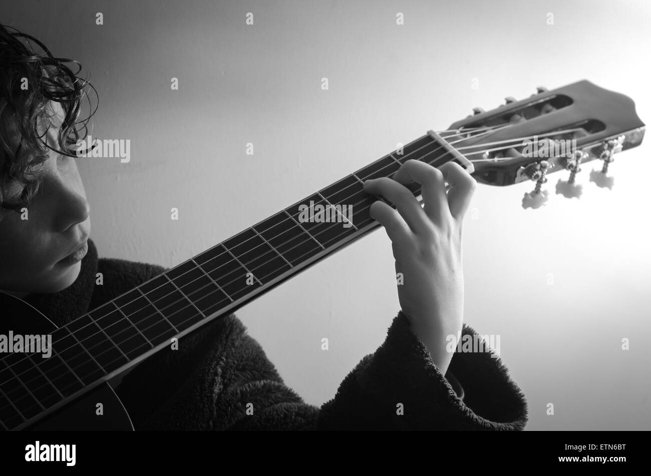 Boy playing guitar Banque D'Images