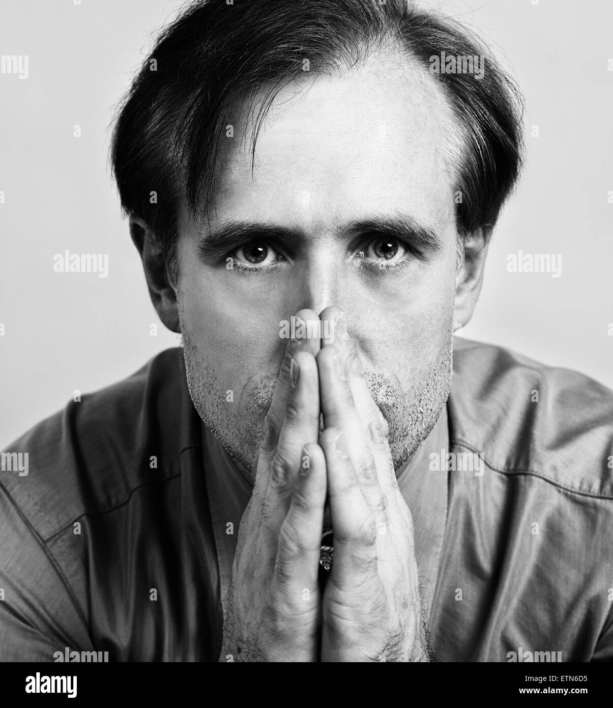 Close-up portrait of a Mid adult man avec ses mains devant sa bouche Banque D'Images