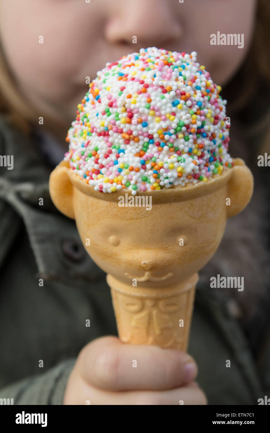Close-up of a Girl holding an ice-cream Banque D'Images