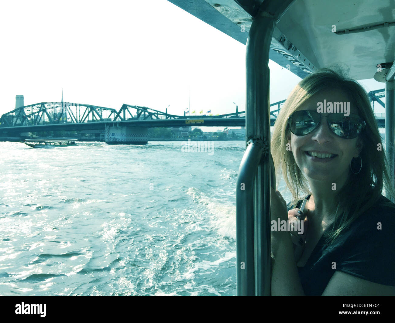 Femme sur un bateau de banlieue, Bangkok, Thaïlande Banque D'Images