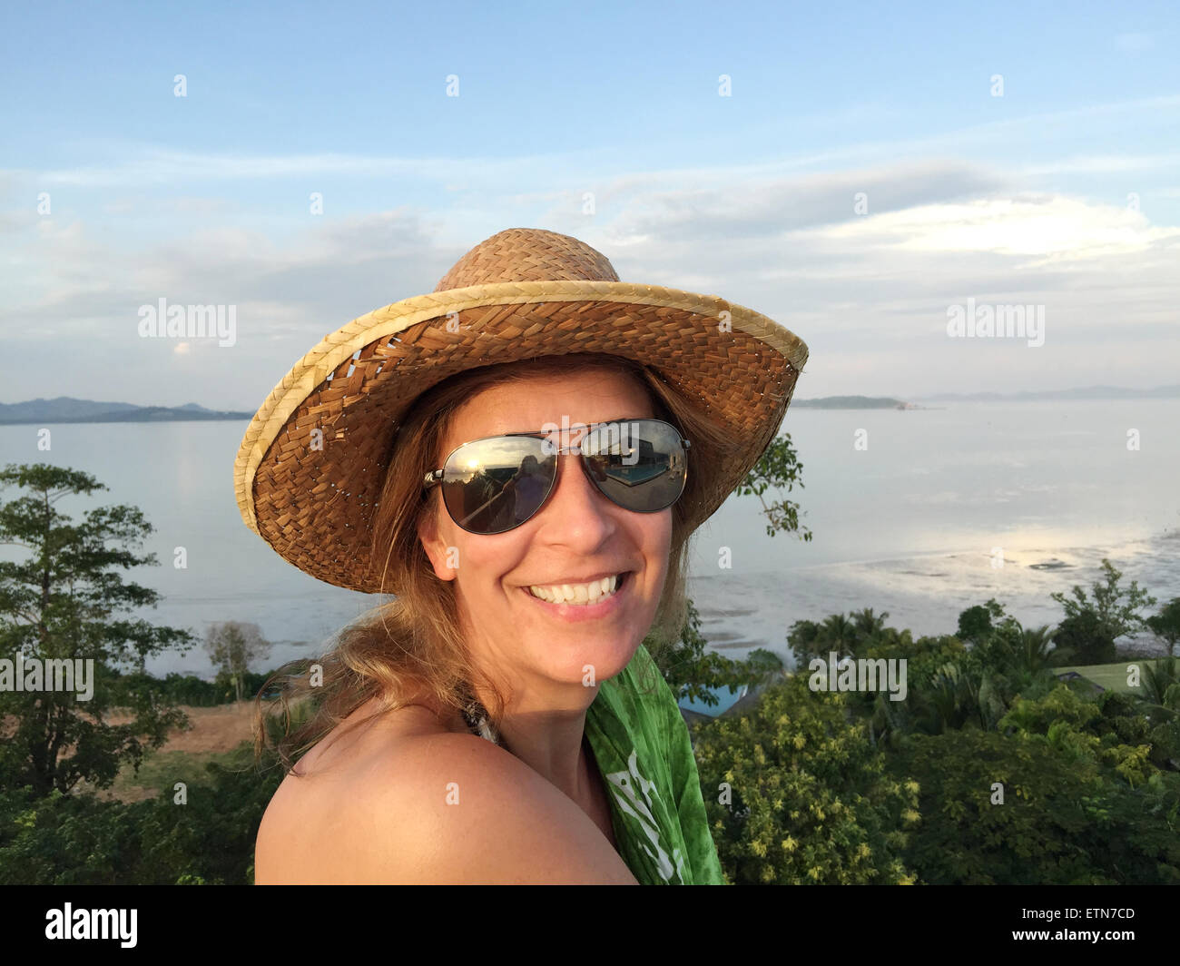 Portrait d'une femme souriante avec la mer en arrière-plan, Thaïlande Banque D'Images