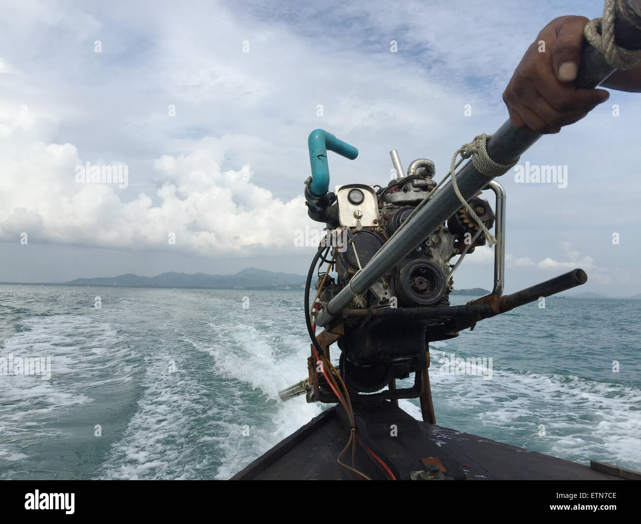 Une direction de l'homme thaïlandais traditionnel motor yacht, Thaïlande Banque D'Images