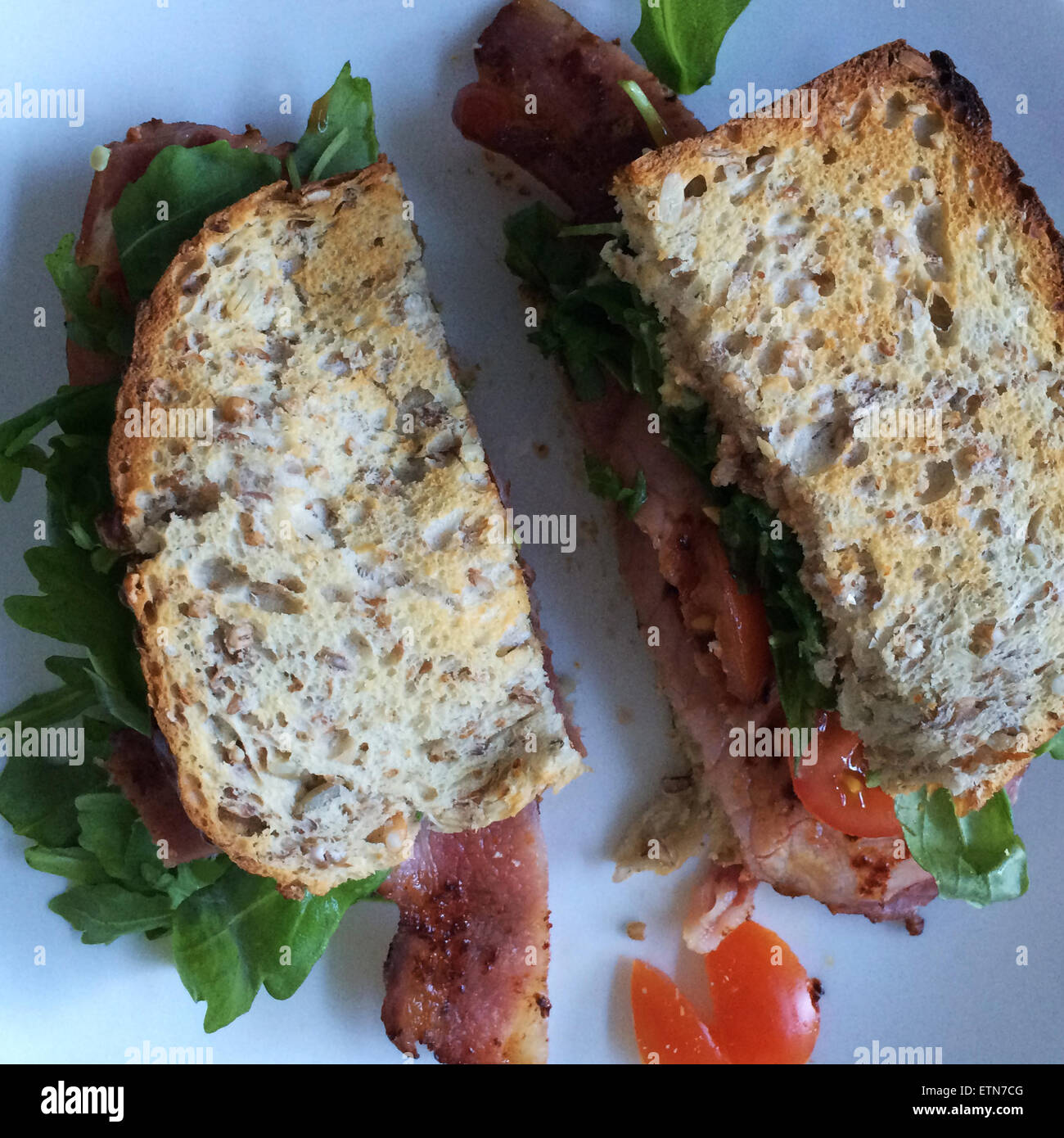 Vue aérienne d'un bacon, tomate et roquette sandwich Banque D'Images