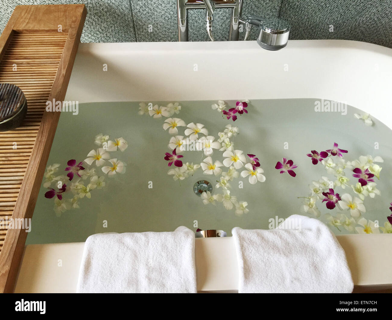 Fleurs de frangipanier flottant dans une baignoire à remous Banque D'Images