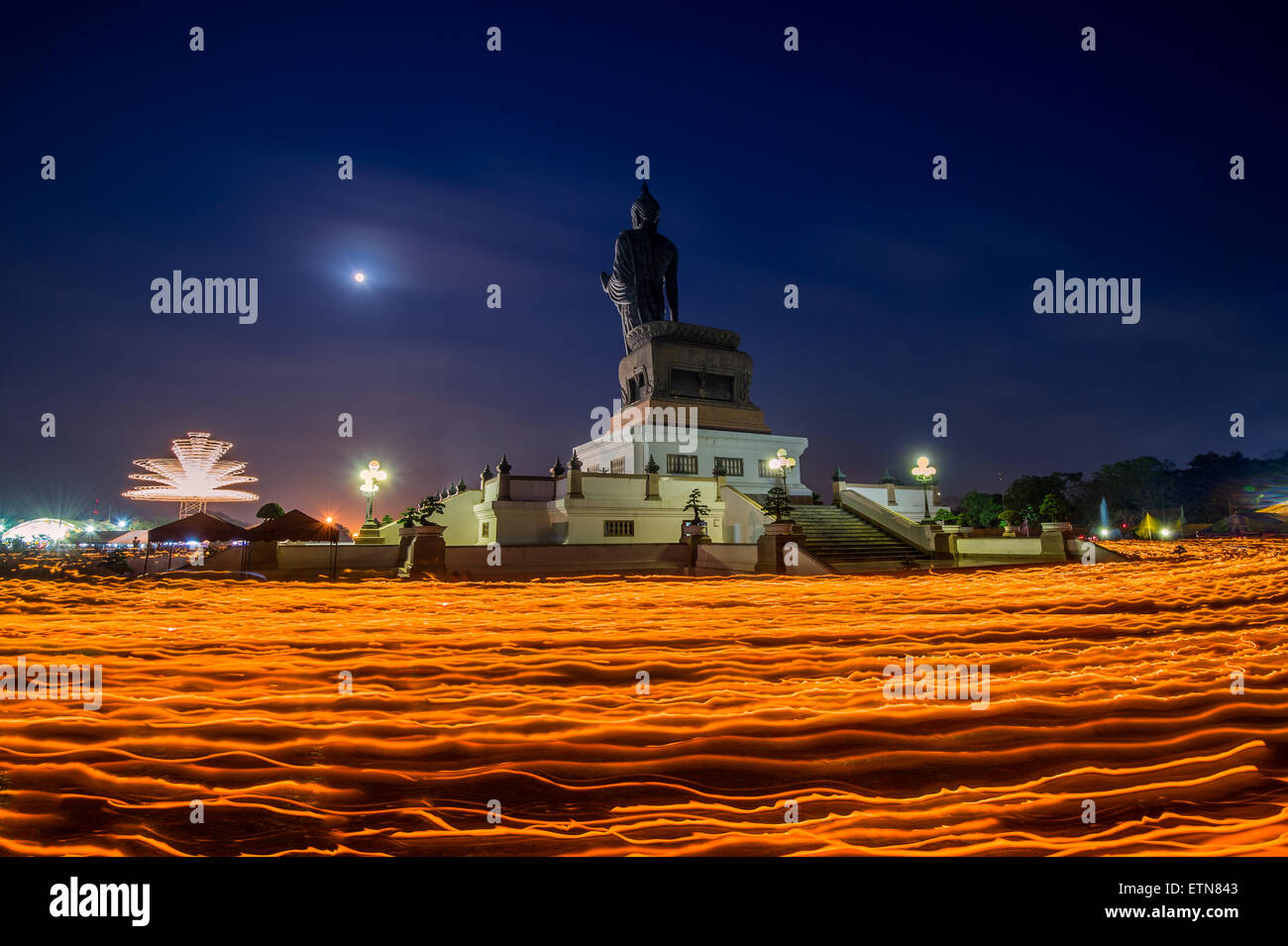 Rituel bougie agitant le Jour du Vesak, Thaïlande Banque D'Images