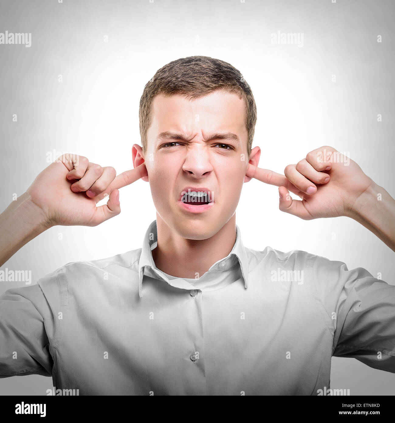 Homme couvrant ses oreilles Banque D'Images