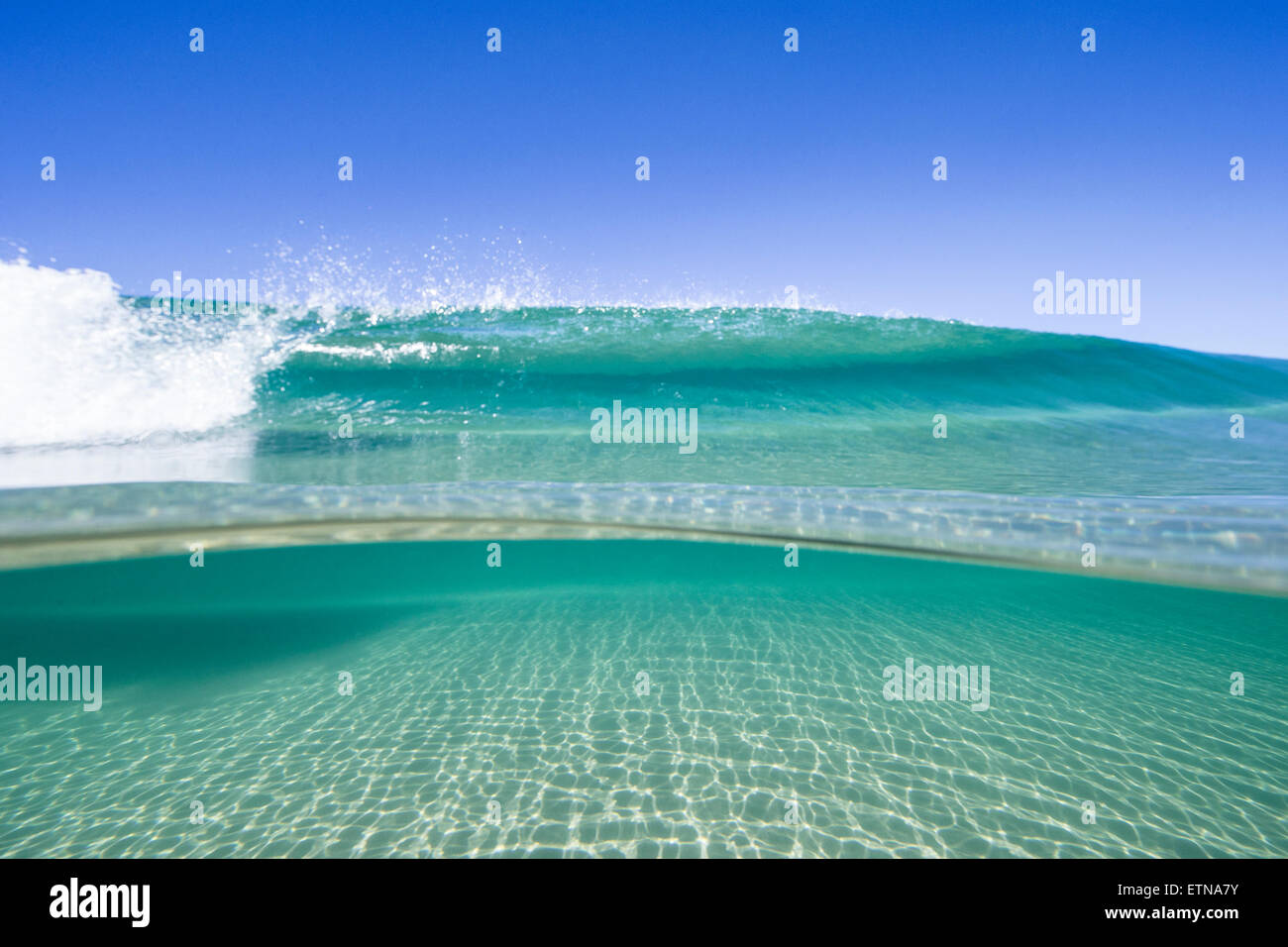 Déferlement des vagues dans l'océan, Queensland, Australie Banque D'Images