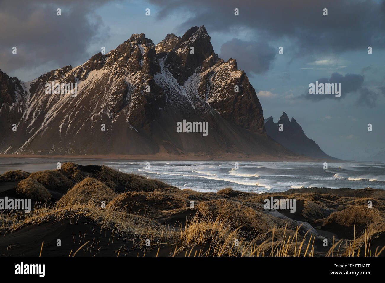 Chaîne de montagnes et plage de sable noir, l'Islande Banque D'Images