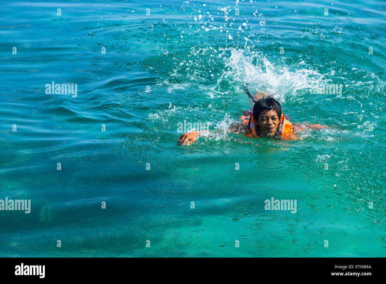 Teenage boy portant un gilet de nager dans la mer, l'île de Salakan, Semporna, Sabah, Malaisie Banque D'Images