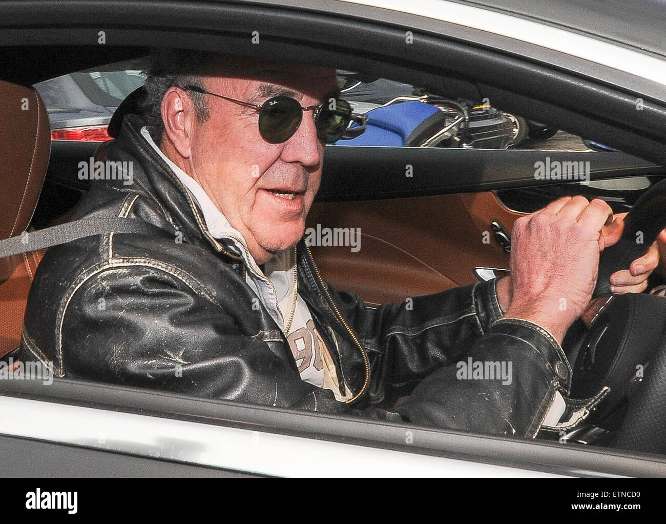 Jeremy Clarkson vu conduire loin dans sa Mercedes classe S AMG voiture  portant des lunettes de soleil et une veste en cuir avec : Jeremy Clarkson  Où : London, Royaume-Uni Quand :