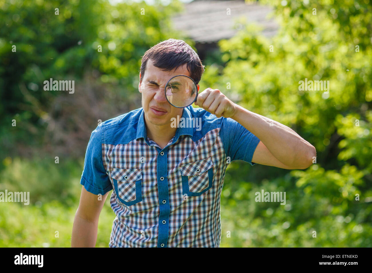 L'homme de la rue, tenant une loupe de grands yeux sur un g Banque D'Images