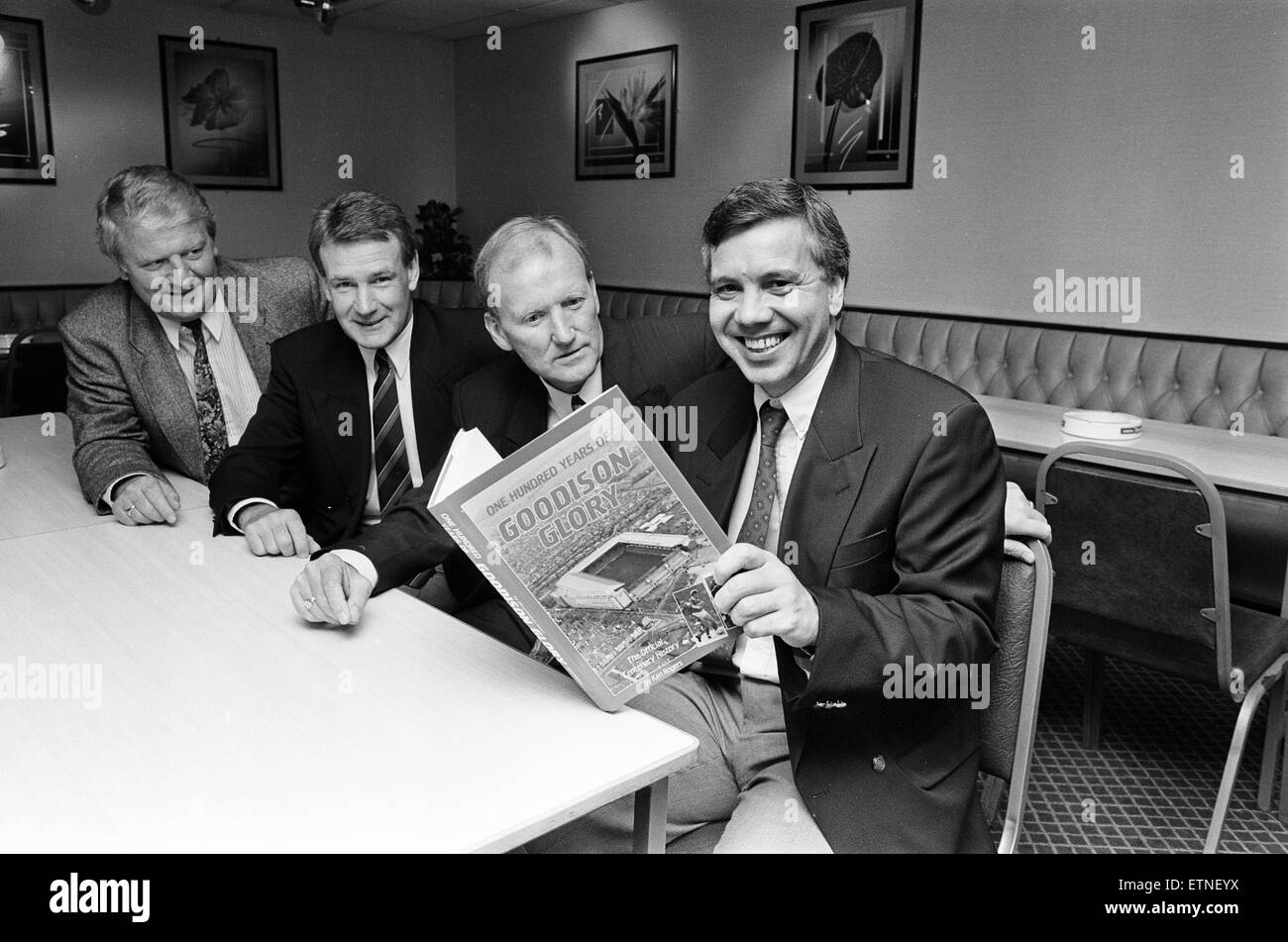 Ken Rogers, lancement de livre, Cent ans de Goodison la gloire, la centenaire officiel de l'histoire, photo-call à Goodison Park, domicile de l'Everton Football Club, 24 août 1992. Banque D'Images