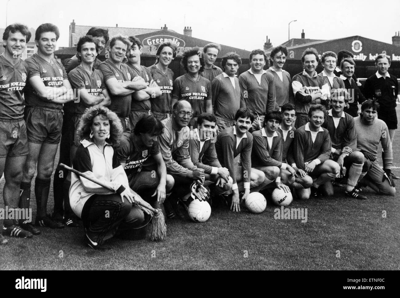 L'équipe de football de Liverpool Echo v Radio Merseyside, match joué à Prenton Park, 13 août 1986. Ken Rogers rangée du bas, 4e à partir de la gauche. Banque D'Images