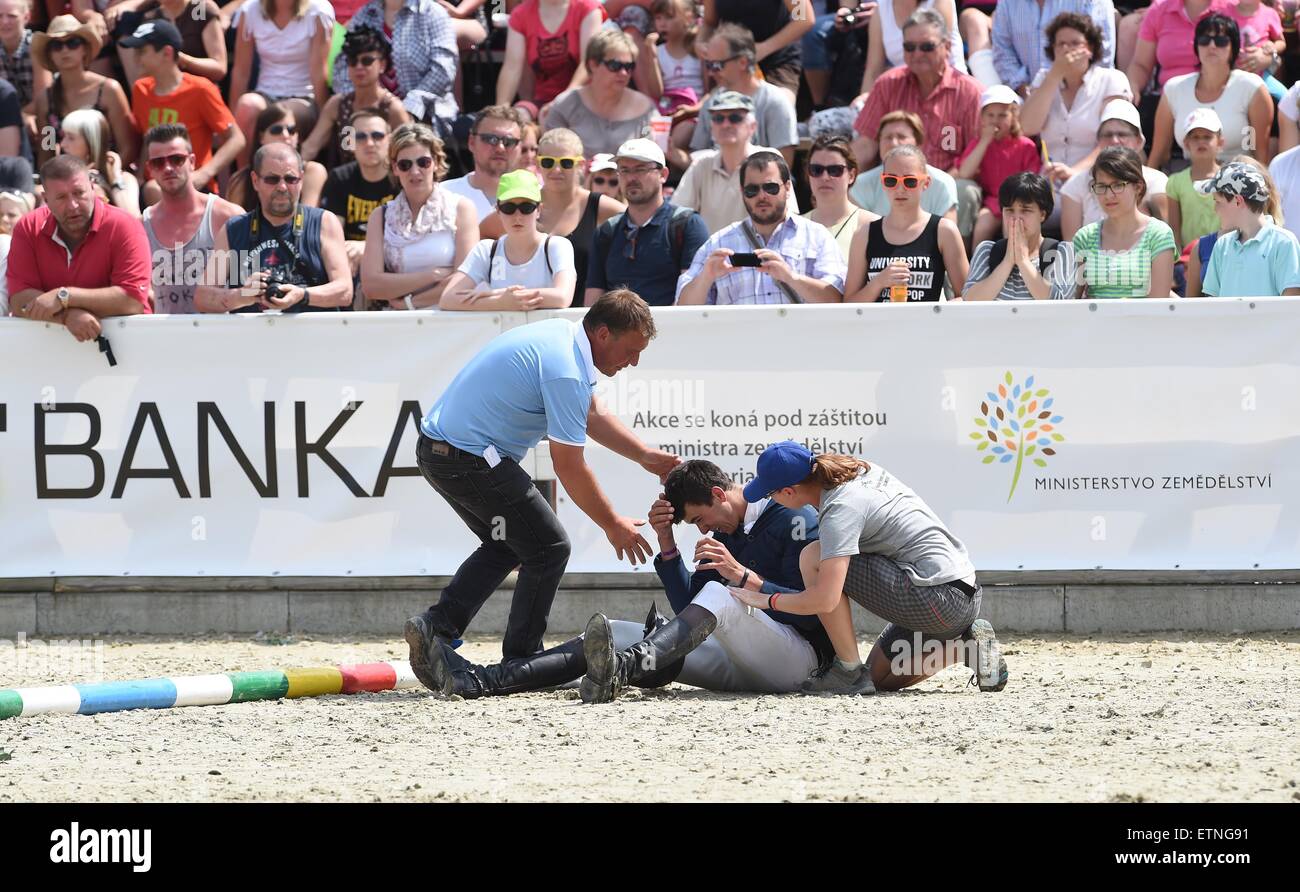 Olomouc, République tchèque. 14 Juin, 2015. Cavalier polonais Antoni Strzalkowski tombe lors de la FEI World Cup en saut à l'Equine Sport Center Olomouc, République tchèque, le dimanche, 14 juin, 2015. Photo : CTK/Alamy Live News Banque D'Images