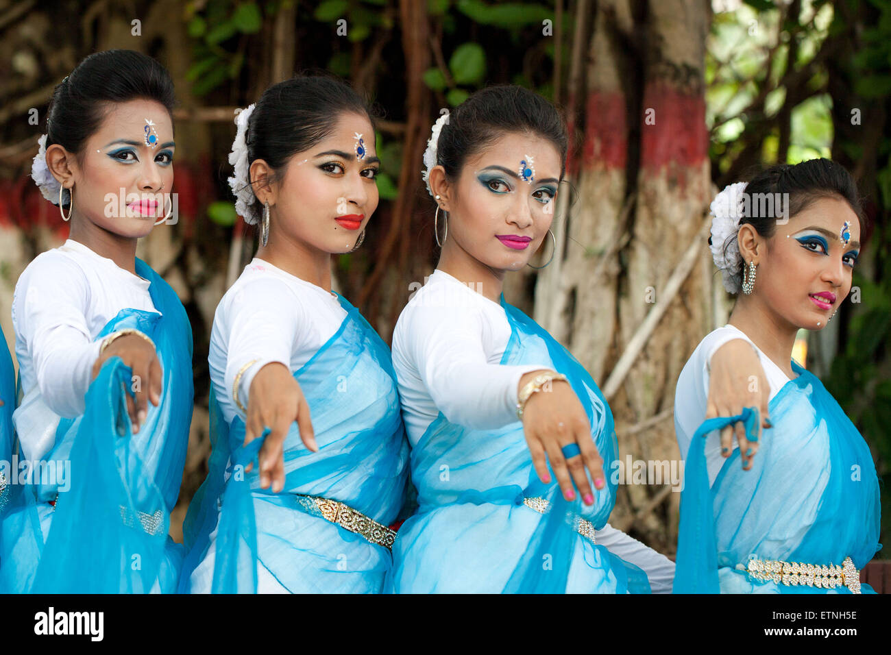 Dhaka, Bangladesh. 15 Juin, 2015. Les gens célèbrent Bengali Borsha utsab festival 1422 (saison des pluies) à l'académie, Bangla organiser par Shilpi Udichi Gosthi à Dhaka. Borsha Festival est observé dans les mois de Bangla Ashar et Srabon qui compromet la saison des pluies (Borsha). Au cours de ce mois, la nature parle dans la pluie comme si c'est sa seule langue. Au cours de cette saison, des terres basses sont inondées et voile devient le seul moyen de transport dans ces zones. Fleurs Kadam font un grand effet dans l'esprit romantique de la chaînette. Credit : ZUMA Press, Inc./Alamy Live News Banque D'Images