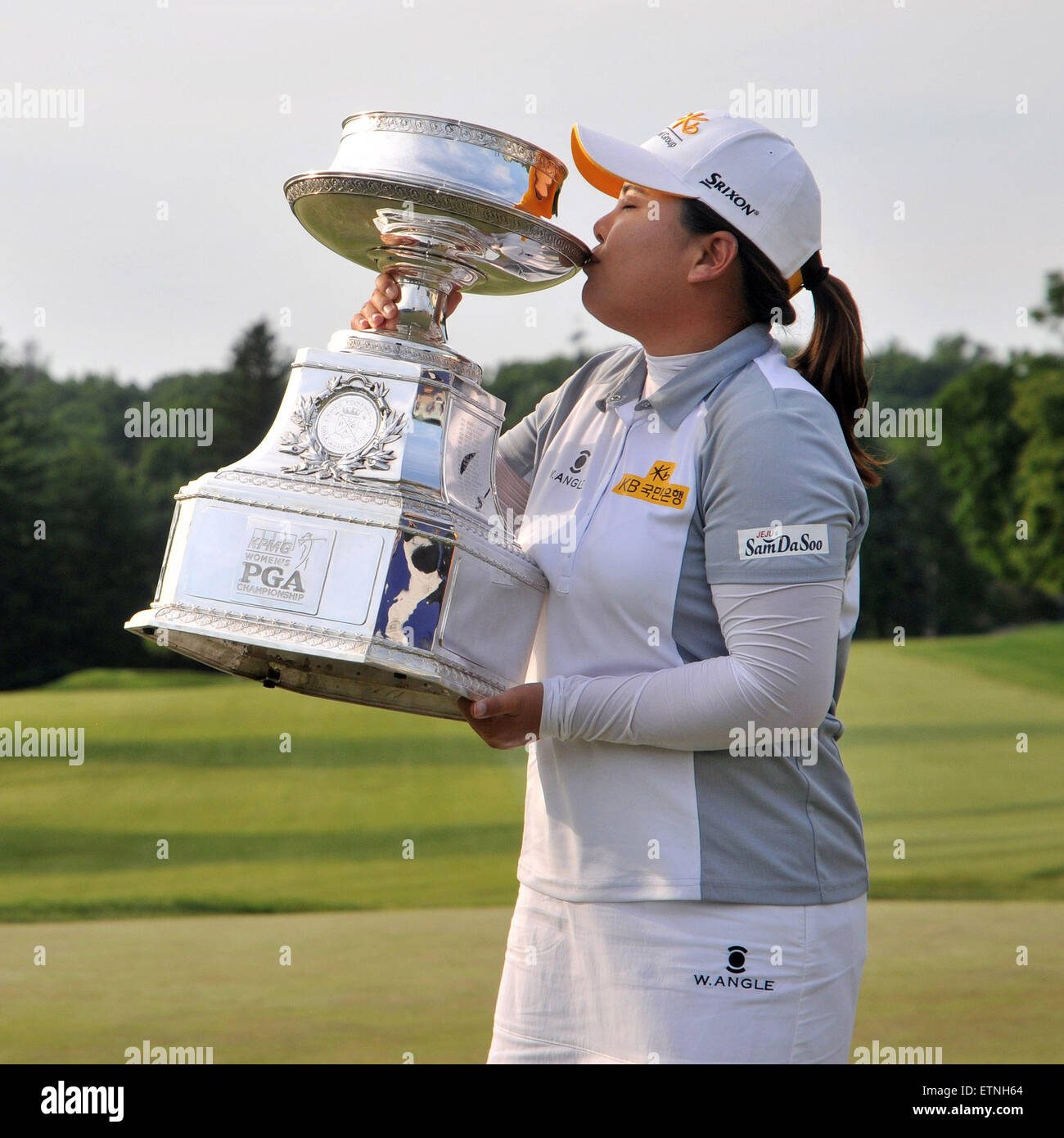 Harrison, New York, USA. 14 Juin, 2015. Golfeur sud-coréenne INBEE PARK embrasse le trophée du championnat après avoir remporté le 2015 KPMG Women's PGA Championship, à Westchester Country Club. Credit : csm/Alamy Live News Banque D'Images