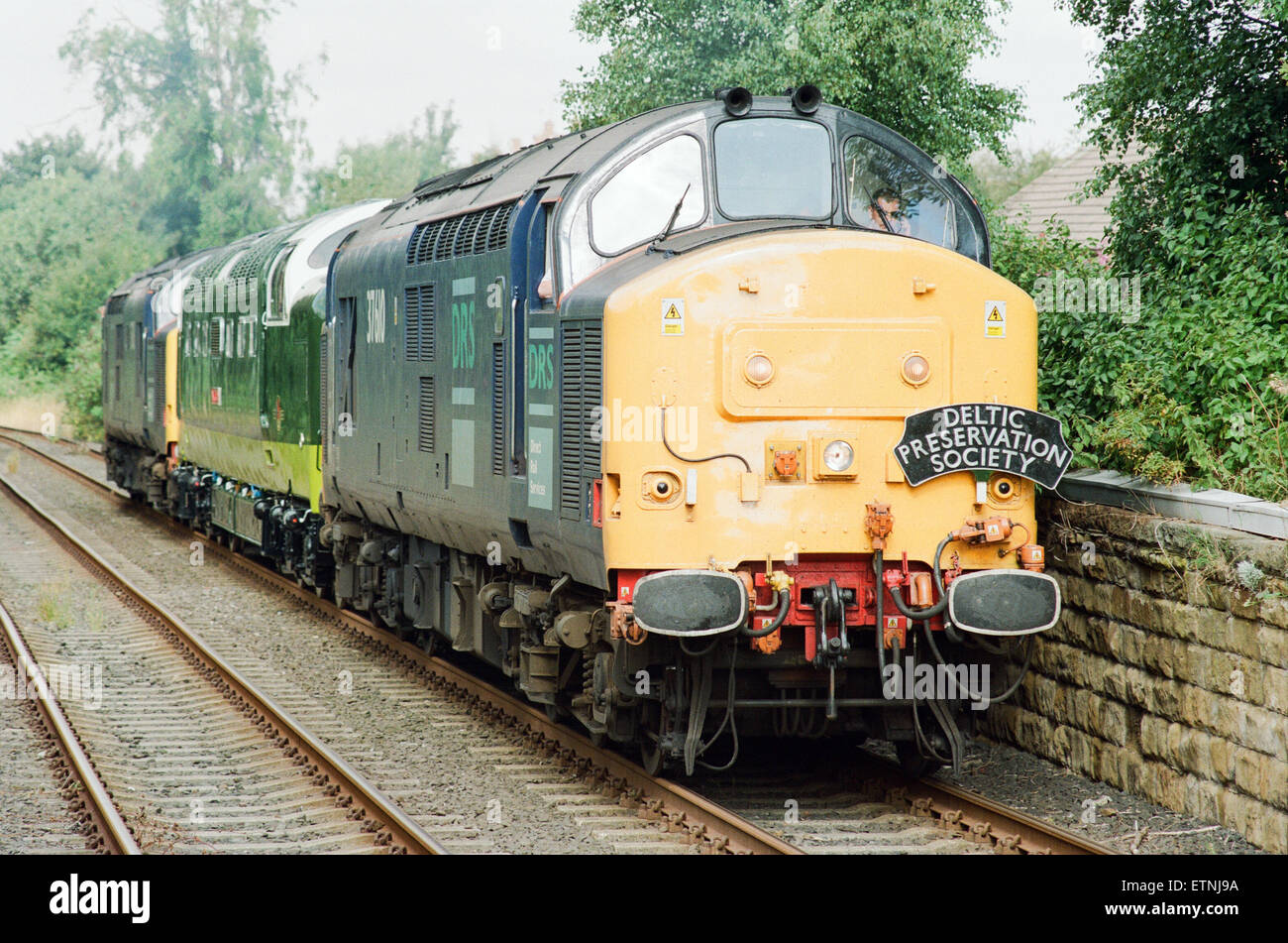 Le Deltic Alycidon, D9009 (55009), classe 55, acheté par le Deltic Preservation Society, laisse ICI Wilton. Photo de Nunthorpe sur la route de Grosmont, dans le centre de deux moteurs de classe 37. 28 août 1998. Banque D'Images