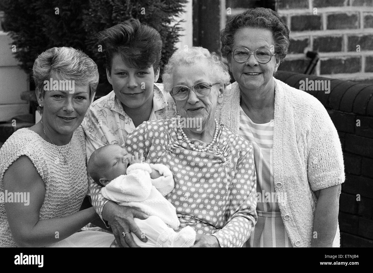 Le jeu de génération... Six semaines Anthony Paul Haigh représente la cinquième génération d'une famille LIndley. Anthony, né à Huddersfield Royal Infirmary le 21 juin, est vu dans les bras de son fier grand-grand-grand-mère, Mme Emily Wilson, 83. Avec elle sont (de gauche) grand-mère Mme Lesley Spivey, sa mère Lynette Spivey, et grand-mère de Mme Renée Haigh. 5 août 1988. Banque D'Images