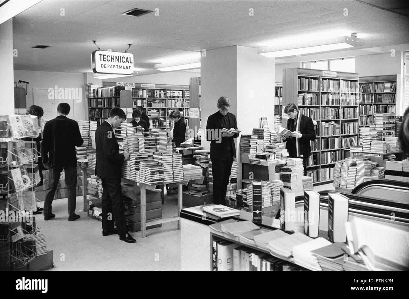 Livre technique librairie Foyles au ministère dans la carbonisation Cross Road, Londres. Juillet 1966 Vers Banque D'Images