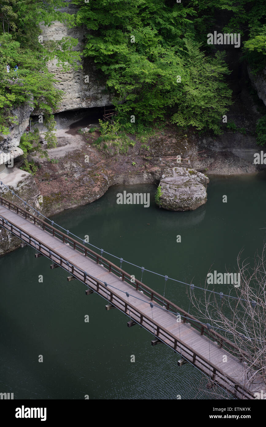 Pont sur la gorge de la rivière verte et luxuriante, Tonohetsuri Gorge, Fukushima, Japon Banque D'Images