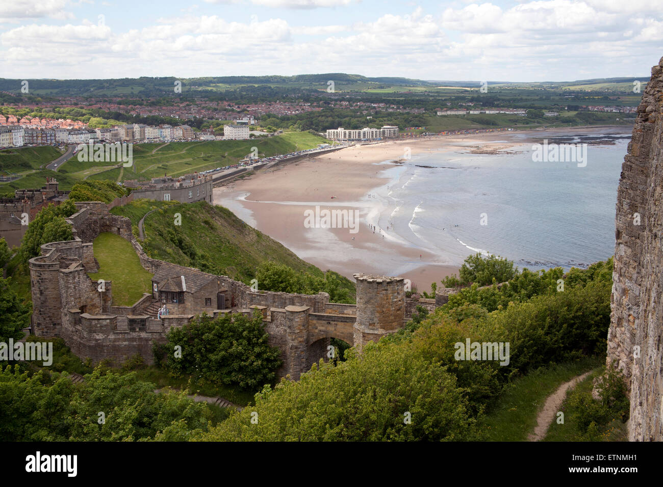 Plage de North Bay et château de Castle Hill Scarborough, Yorkshire, Angleterre Royaume-uni Banque D'Images