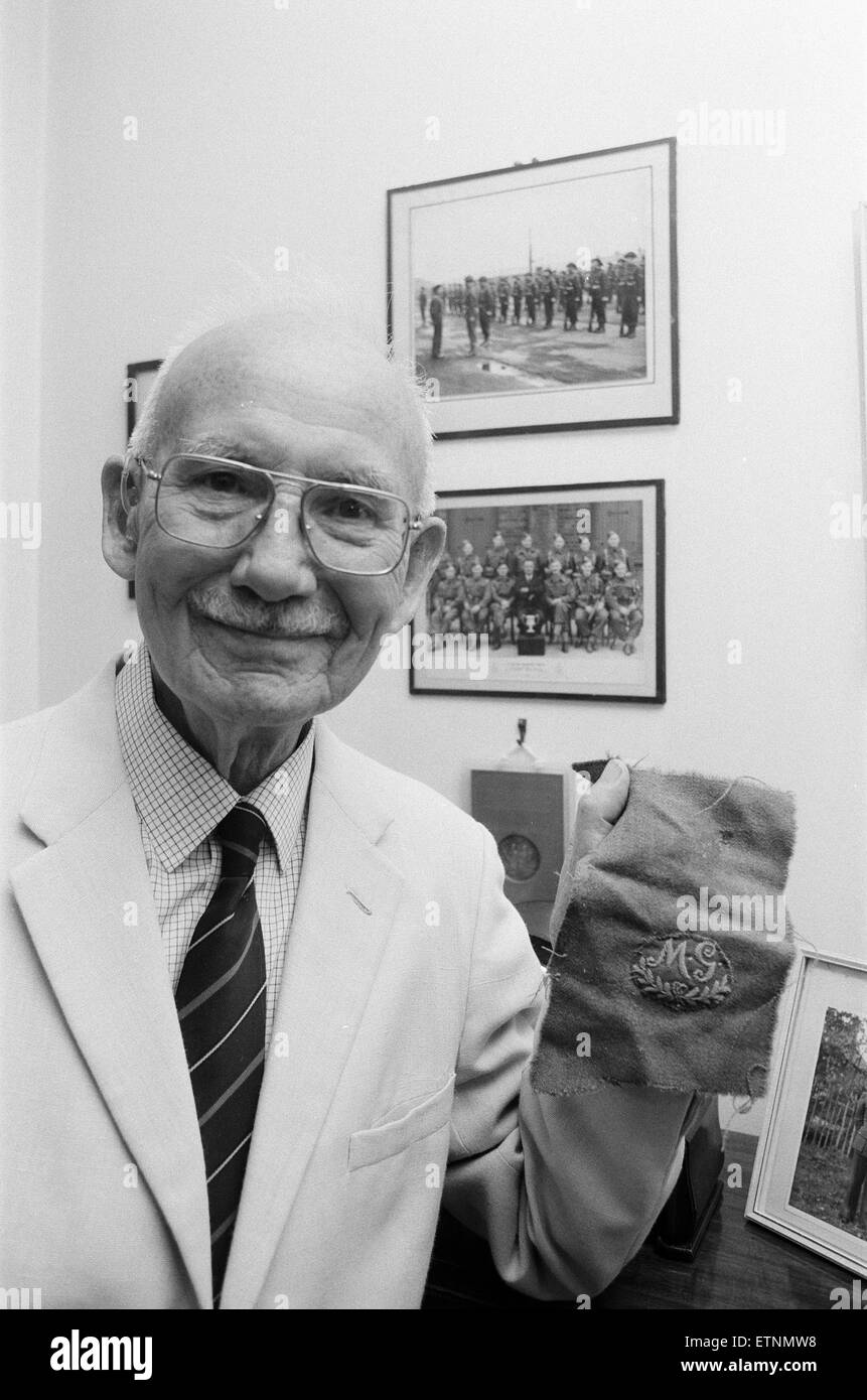 Norman Edwards, de Sutton Coldfield, âgée de 92 ans. Ancien président directeur général de la Metropolitan Cammell Carriage and Wagon Co Ltd, est également une vereran de la Première Guerre mondiale. Il était à la Somme, avec le 1/6 Gloucesters dans le cadre de la 48e Division, et rappelle l'attaque le Beaumont Hamel, à l'aube. Sur la photo, le 26 juin 1986. Montrant l'sleave de ses mitrailleurs veste avec trou de balle. Banque D'Images