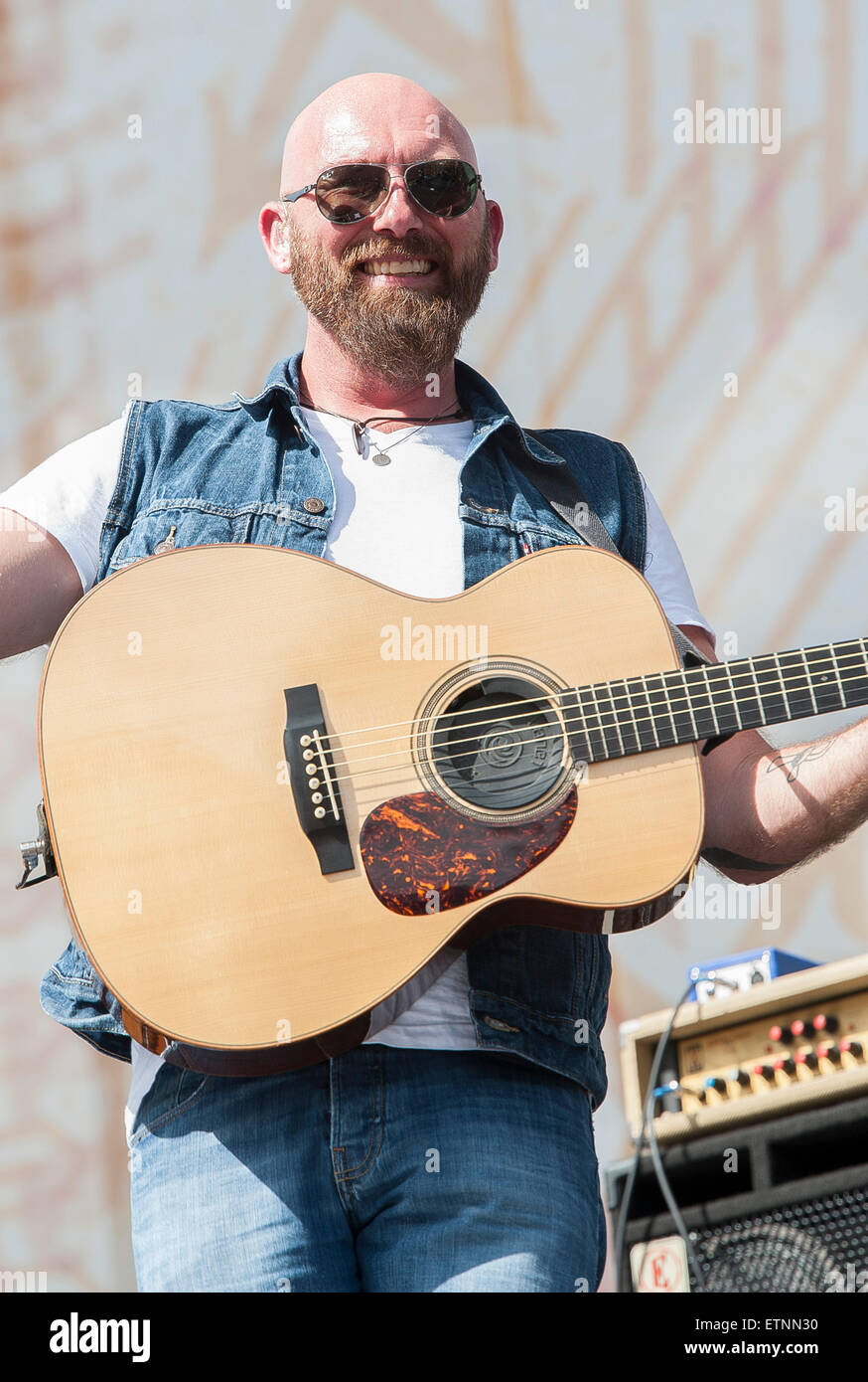 Juin 13, 2015 - Nashville, Tennessee, USA - Musicien COREY SMITH effectue sur le fleuve de l'avant-scène dans le cadre du CMA 2015 Music Festival qui a lieu au centre-ville de Nashville. Les quatre jours du festival de musique country attirera des milliers de fans du monde entier pour voir une variété de l'artiste sur plusieurs étapes. Copyright 2015 Jason Moore. © Jason Moore/ZUMA/Alamy Fil Live News Banque D'Images