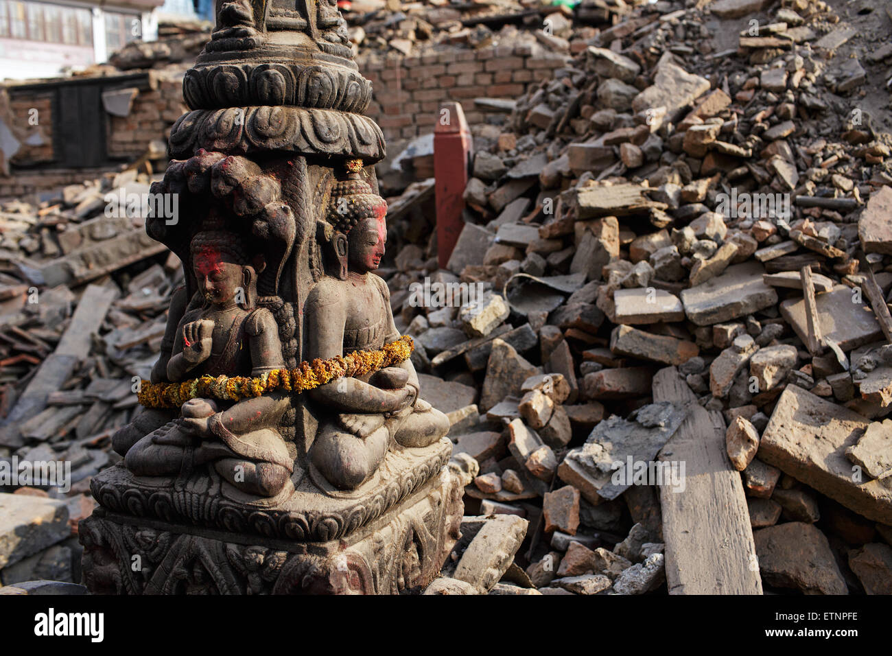 Statues de Bouddha historique sur le site de détruits Kasthamandap Temple à Durbar Square de Katmandou, Népal sur le 26 avril 2015 Banque D'Images