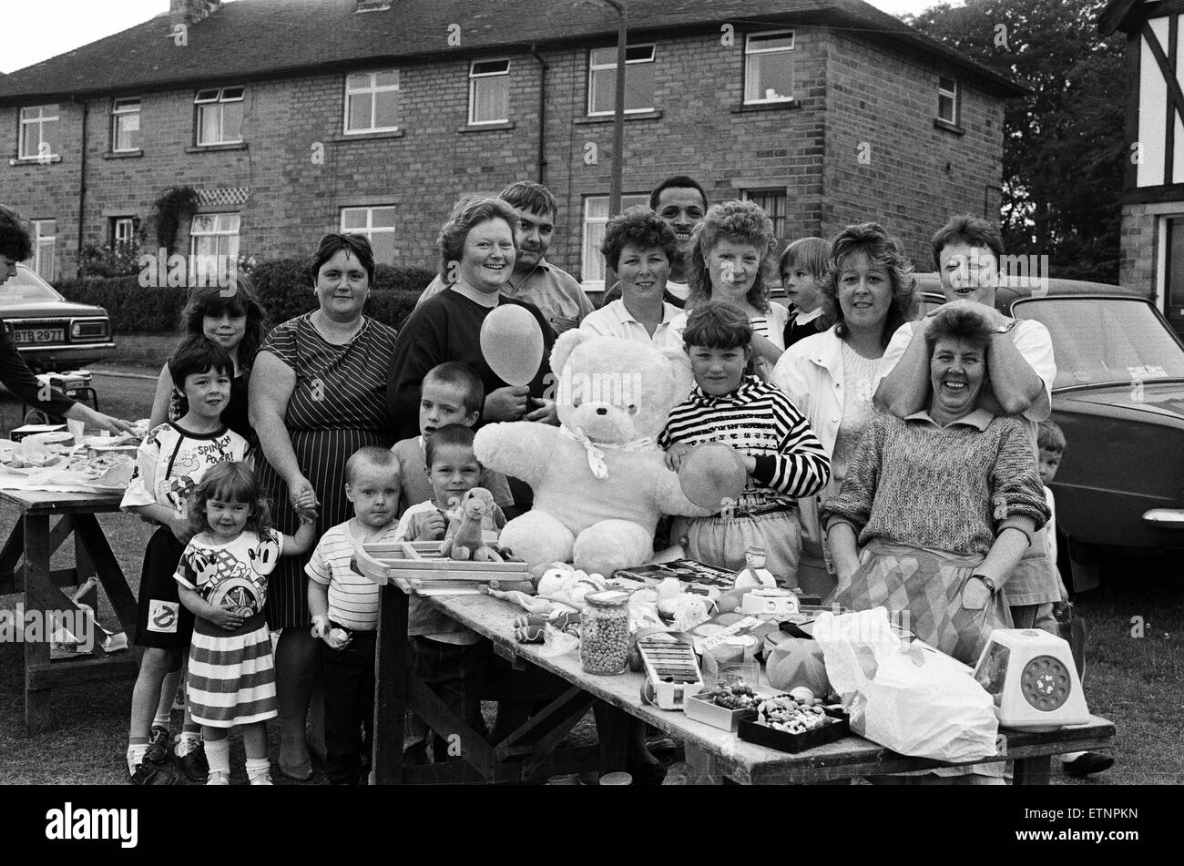 Tout le plaisir de la fête... Profitant de leur événement est ce groupe de bénévoles et visiteurs à Lowerhouses Playscheme fete. La fête est à un terrain de jeux off Hall Cross Road, Lowerhouses, et d'attractions inclus cale et jeux et un affichage de karaté. Banque D'Images