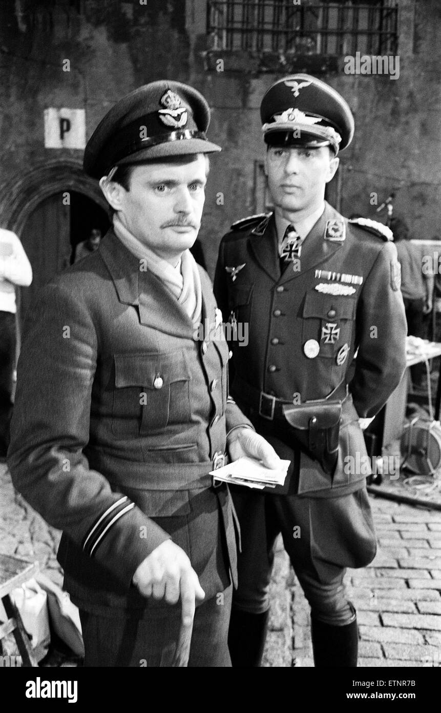 Acteurs David McCallum (à gauche) et Anthony Valentine sur le plateau pendant le tournage de "Colditz', la série TV de la BBC. David McCallum a joué le rôle de capitaine d'aviation Simon Carter et Anthony Valentine joué Grand Horst Mohn, commandant en second. Ealing Studi Banque D'Images