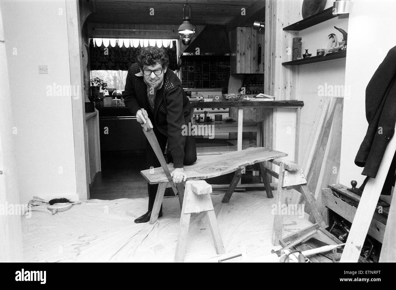 Singer Rolf Harris qui vit à Sydenham, Kent, a acheté la maison attenant à sa propre terrasse moderne. Il a décidé qu'il voudrait l'agrandir la maison de trois chambres et fait tomber le mur entre les maisons, lui-même. Rolf et sa femme sculpteur femme Banque D'Images