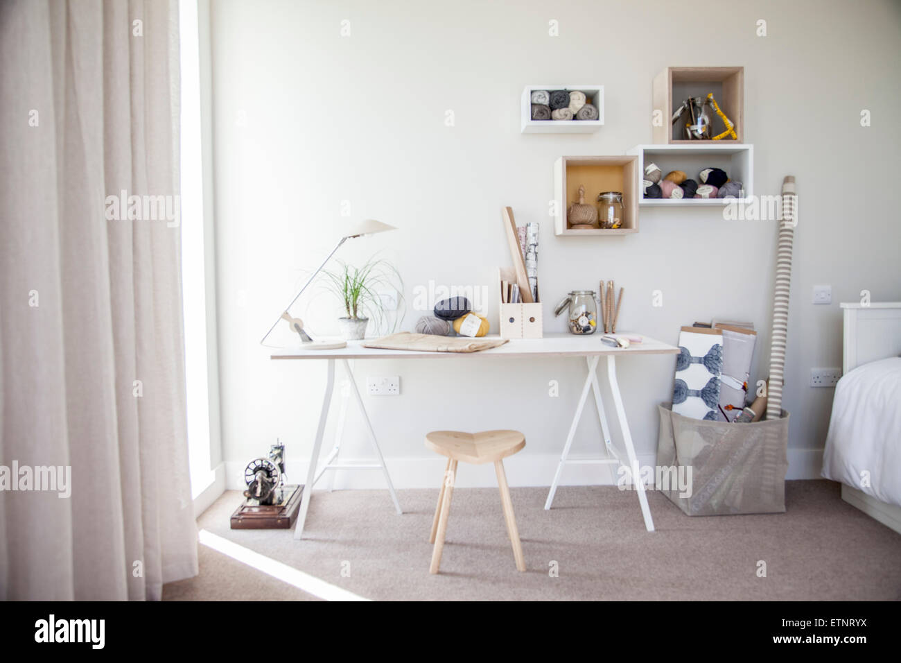 Styliste de mode prix une maison alliant style moderne minimaliste avec l'affichage d'objets traditionnels utilisés dans la vie de tous les jours. Banque D'Images