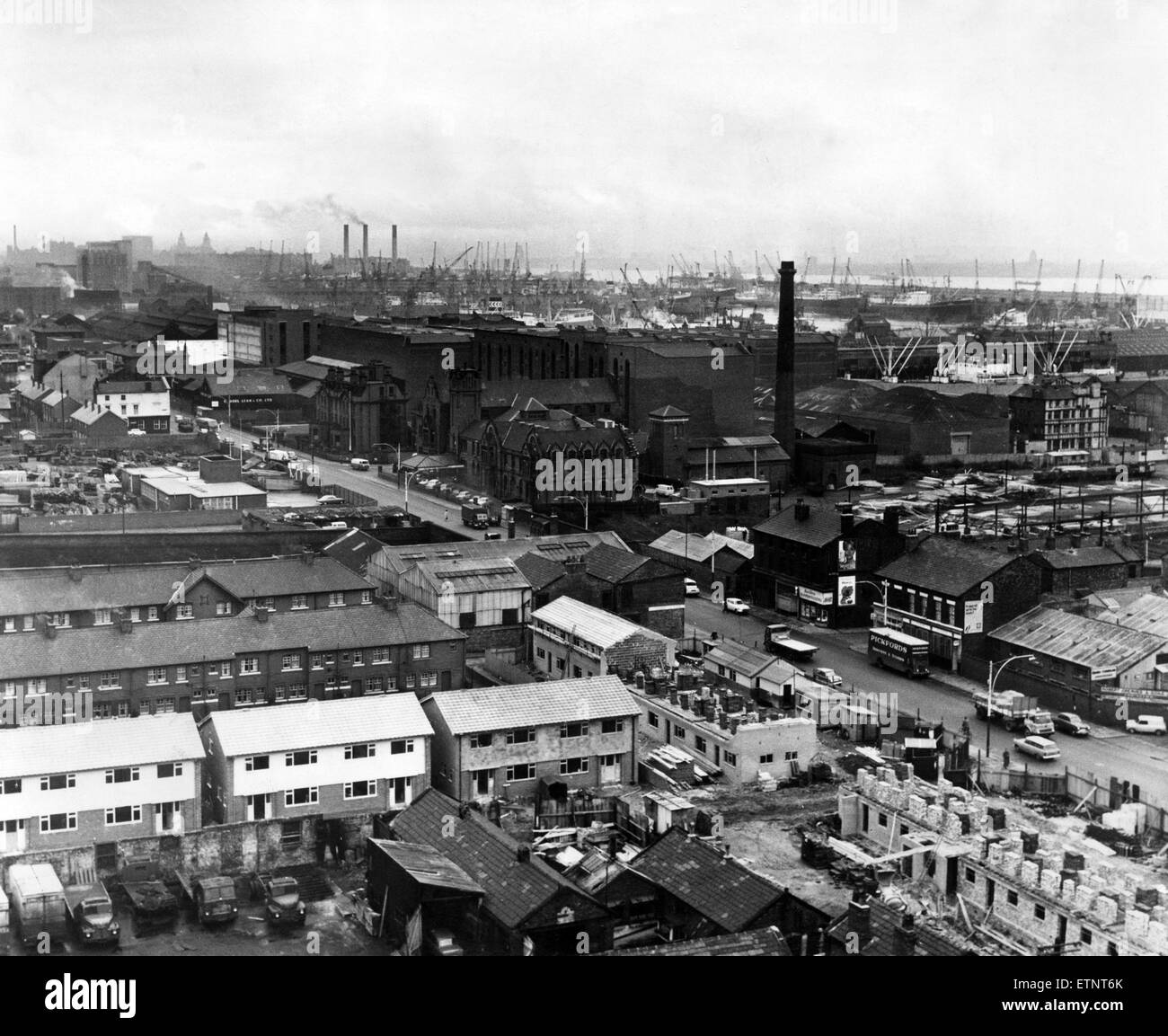 Vue depuis le toit du nouveau bloc de seize étages d'appartements - Irlam House qui montre le réaménagement en cours en Bootle. 23 novembre 1964. Banque D'Images