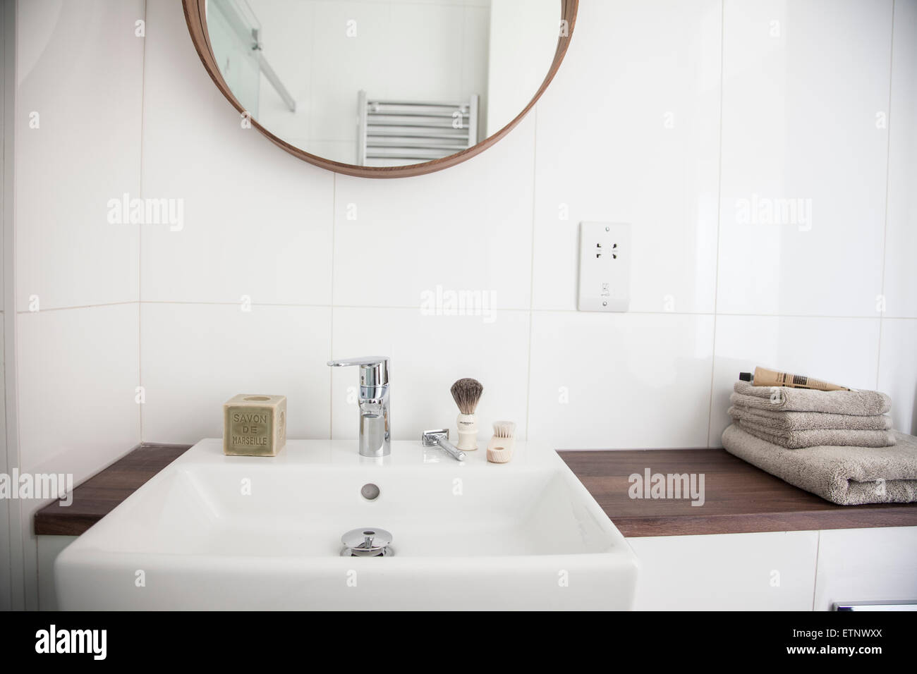 Salle de bains blanche dans un pays moderne chambre Banque D'Images