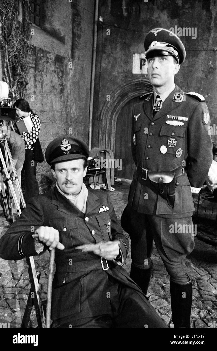 Acteurs David McCallum (à gauche) et Anthony Valentine sur le plateau  pendant le tournage de "Colditz', la série TV de la BBC. David McCallum a  joué le rôle de capitaine d'aviation Simon