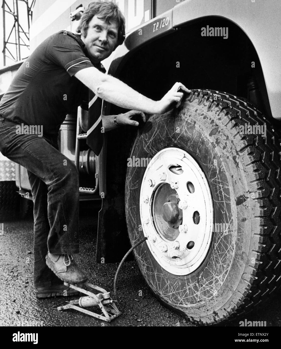 Jon Bainbridge, responsable d'atelier, à un V Dawson Ltd., entreprise de transport. vérifie l'une des plates-formes ce pneus, Middlesbrough, 8e juillet 1980. Banque D'Images