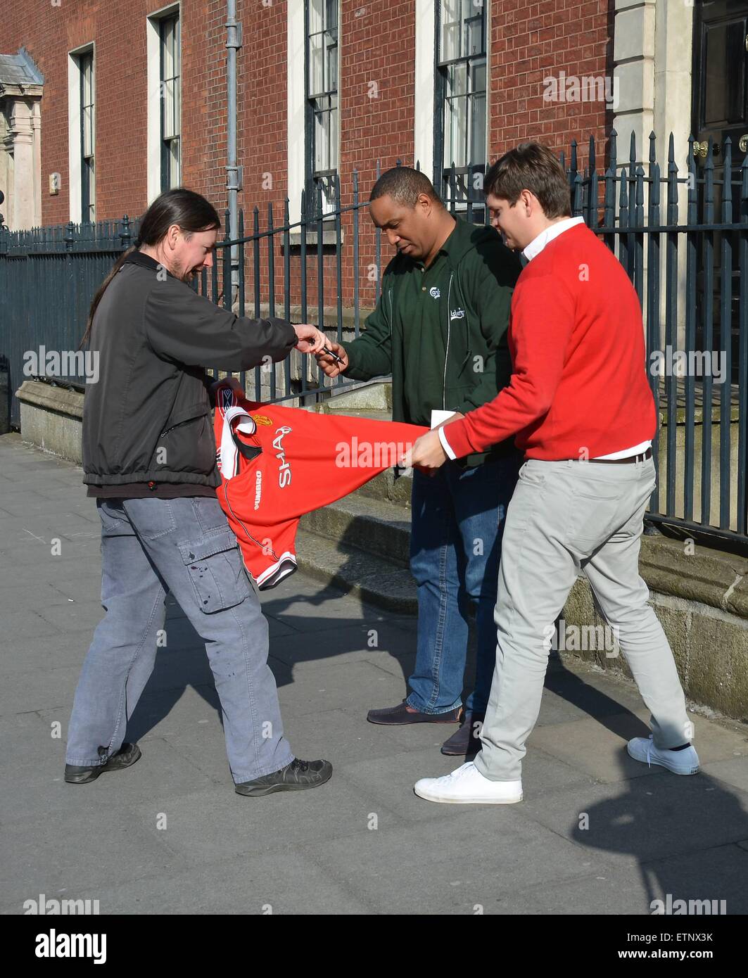 La légende de Manchester United Paul Ince vu quitter l'hôtel Merrion et la signature d'un de ses vieux chandails pour un ventilateur, Dublin, Irlande - 19.03.15. Avec : Paul Ince Où : Dublin, Irlande Date : 19 Mar 2015 Source : WENN.com Banque D'Images