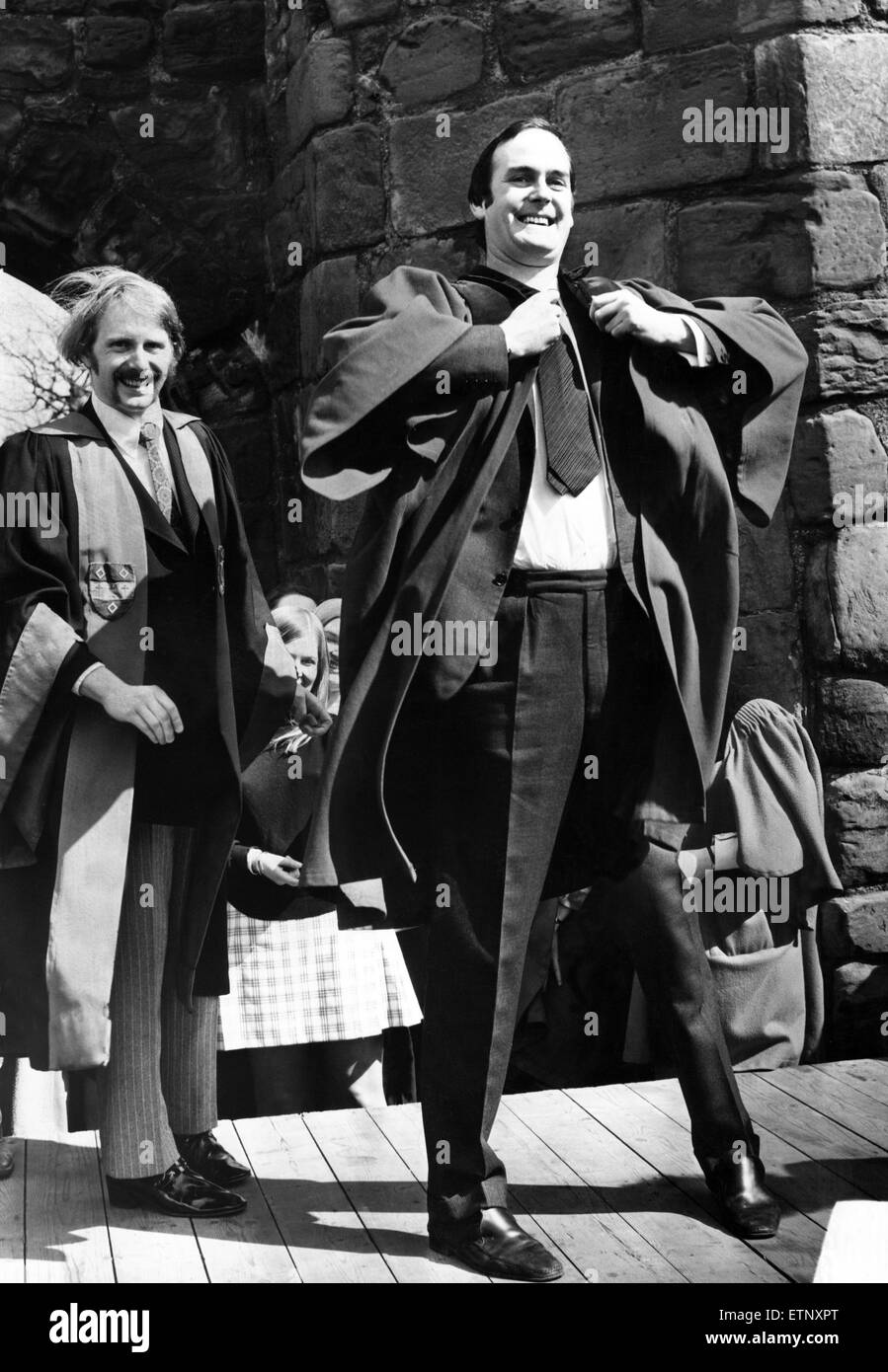 John Cleese après son élection en tant que recteur de l'Université de St Andrews. De 1970 à 1973, Cleese a occupé le poste de recteur de l'Université de St Andrews, Fife, en Écosse. 20 avril 1971. Banque D'Images