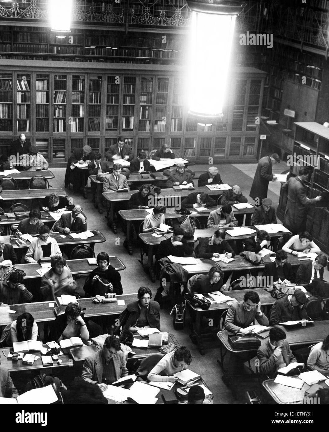 Élèves au travail à Birmingham central de la bibliothèque de référence. Protestations qu'ils ont à faire la queue pour les places à temps ont été réalisés à l'appui des moyens d'un nouveau bâtiment pour la bibliothèque. 9e février 1960. Banque D'Images