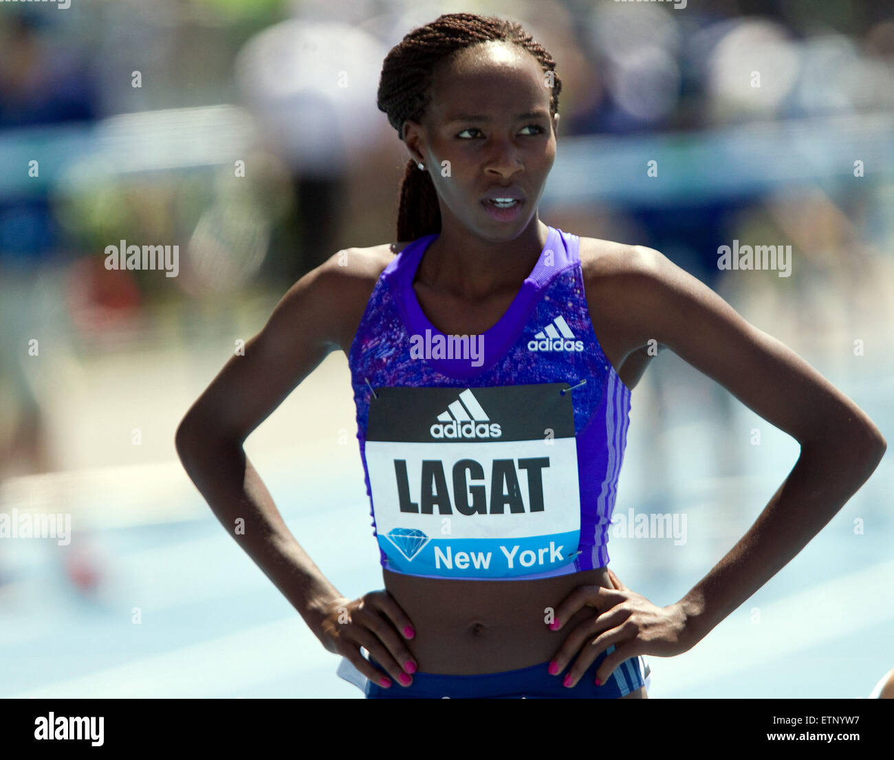 13 juin, 2015 ; Randall's Island, NY, USA ; Violah Lagat du Kenya avant le women's 800m au cours de l'IAAF Diamond League Adidas Grand Prix à Icahn Stadium. Anthony Nesmith/Cal Sport Media Banque D'Images